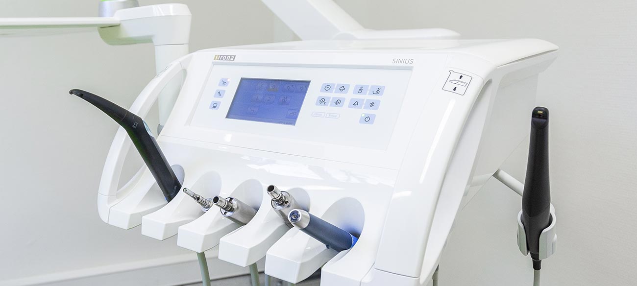 Geräteeinheit mit verschiedenen zahnärztlichen Geräten wie Bohrer, Dentallaser, Absauginstrument usw.