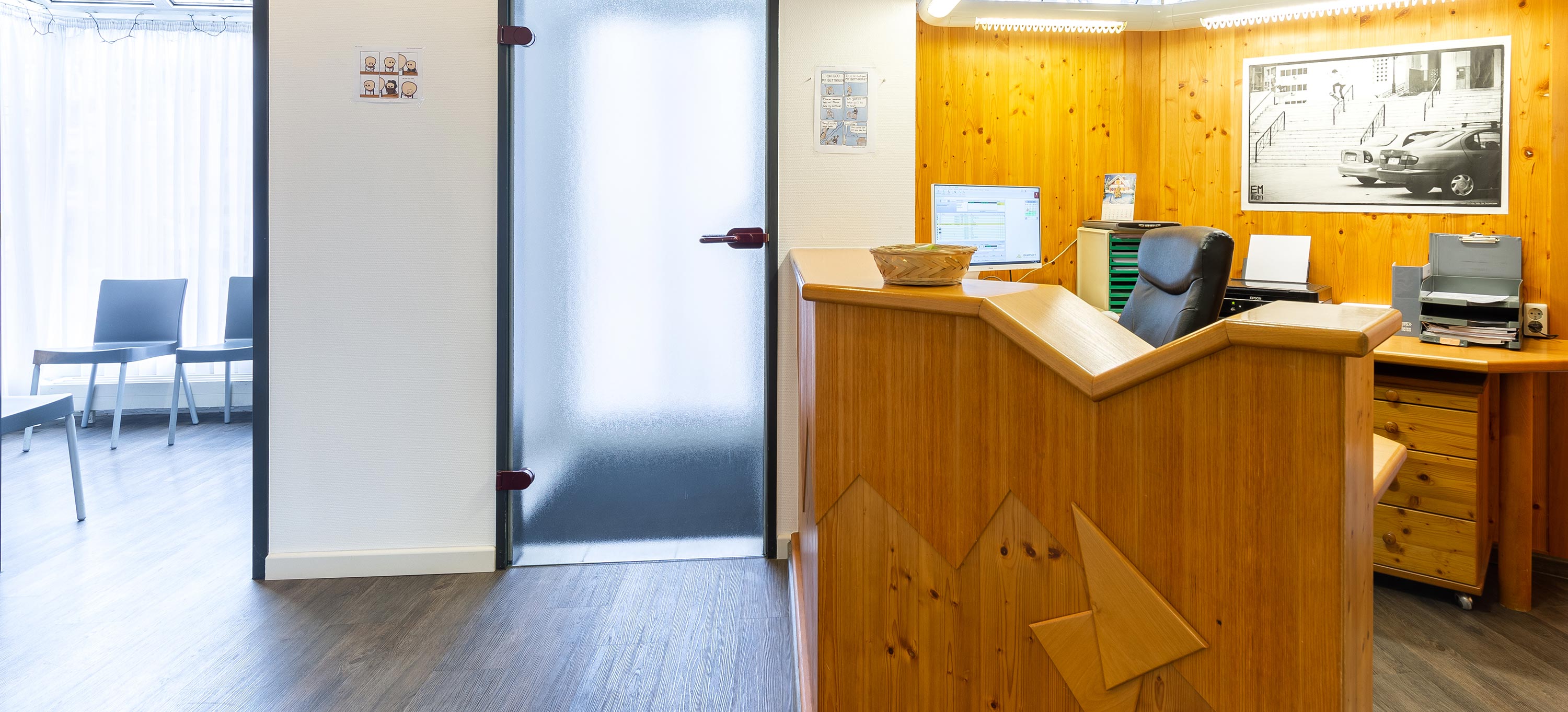 Foto von der Rezeption und dem Empfangsbereich der Zahnarztpraxis Totolici in Konstanz