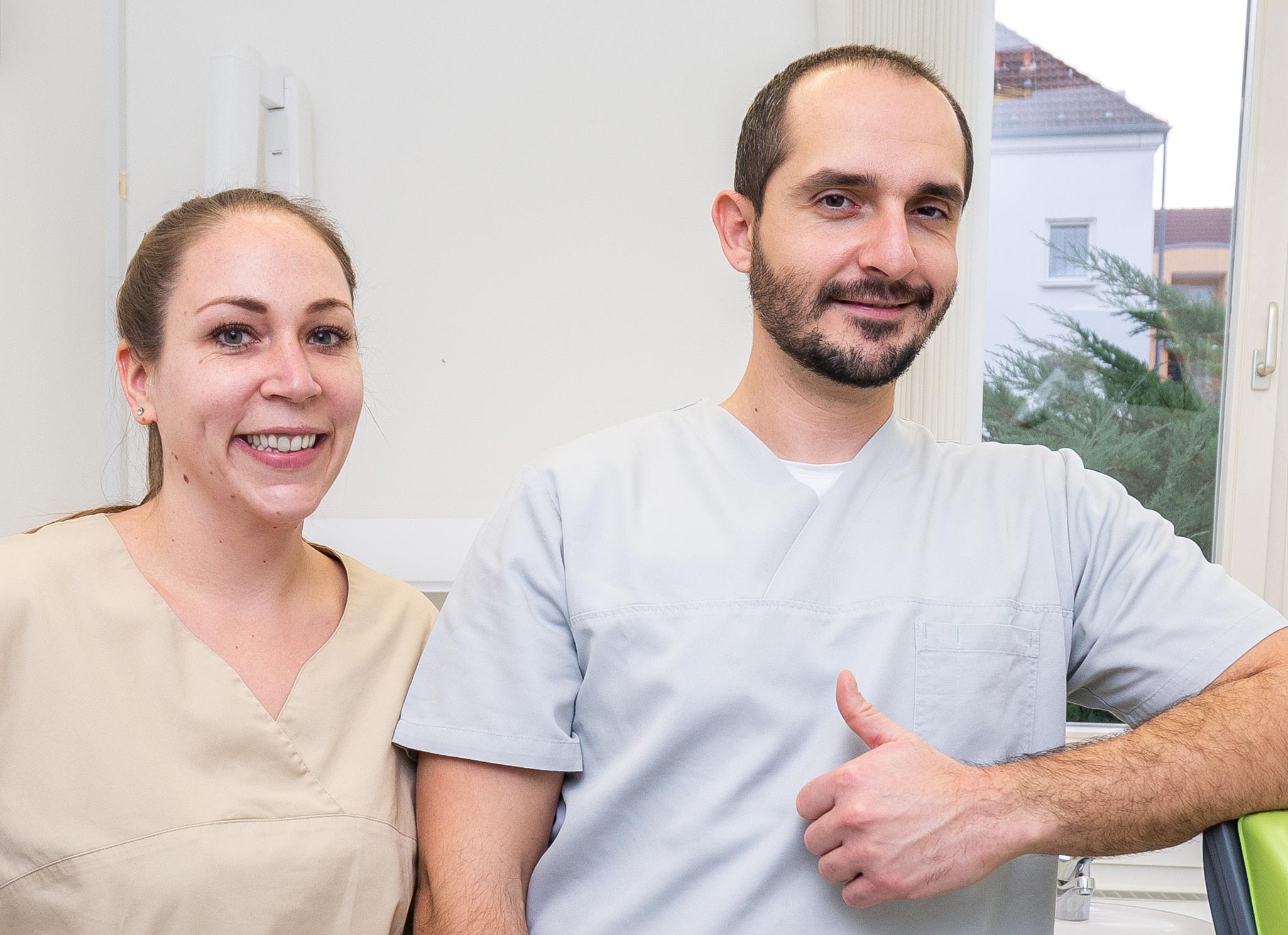 Foto von Zahnarzt Totolici mit Mitarbeiterin Isabel Dimmler