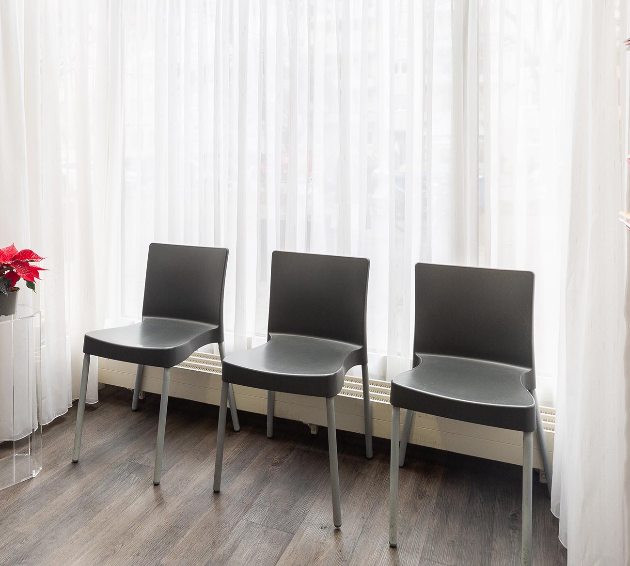 Zahnarztpraxis Totolici - Wartezimmer mit grauen Stühlen